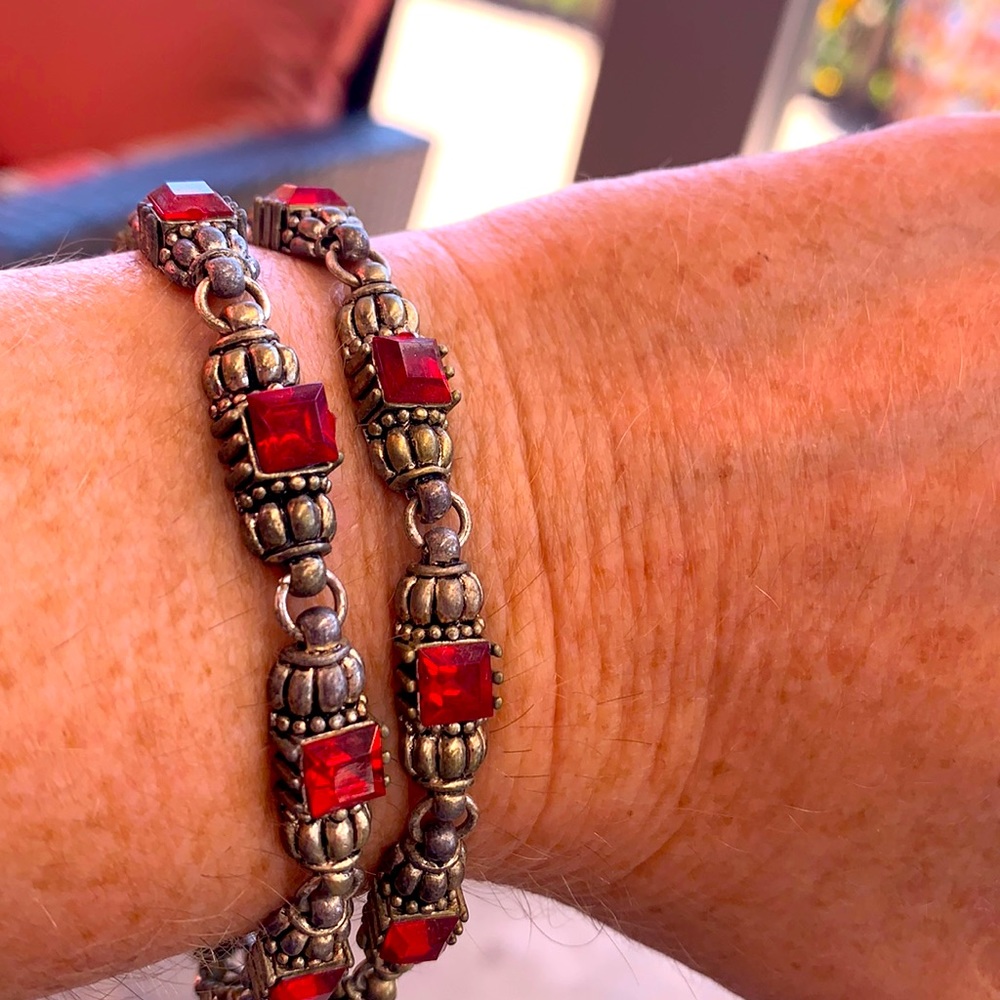 Necklace or bracelet